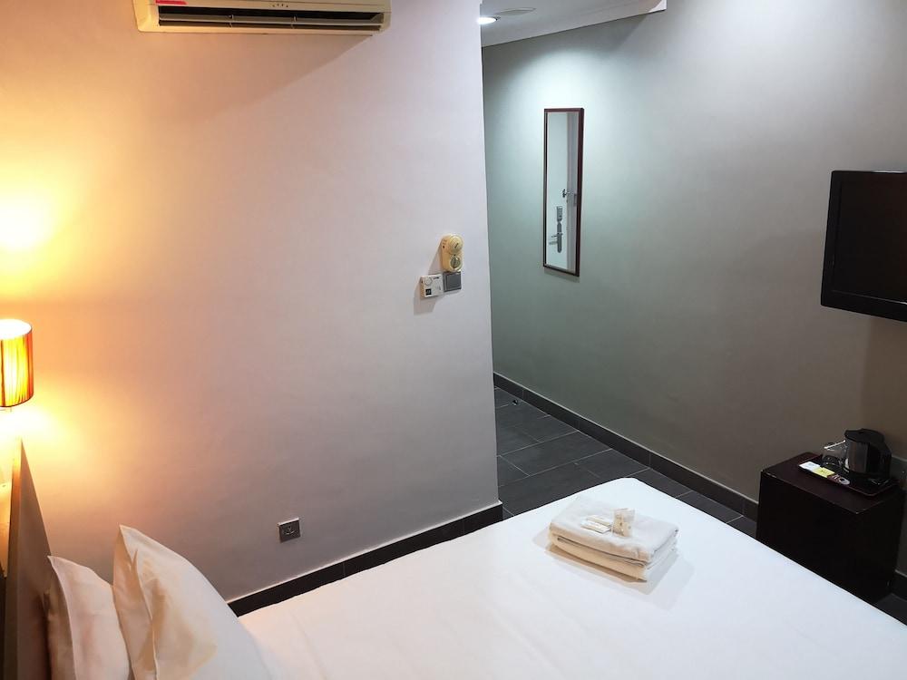 Tune Hotel - Waterfront Kuching Exterior foto