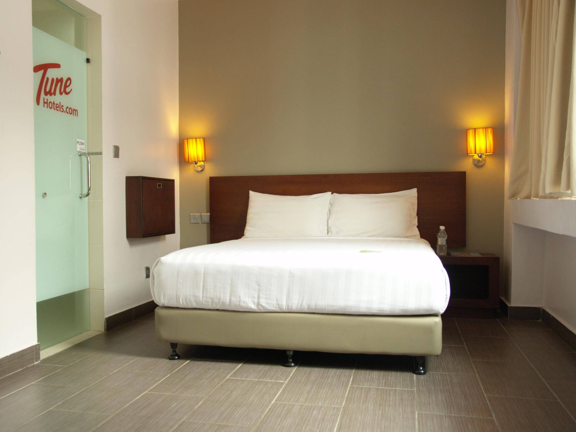 Tune Hotel - Waterfront Kuching Exterior foto