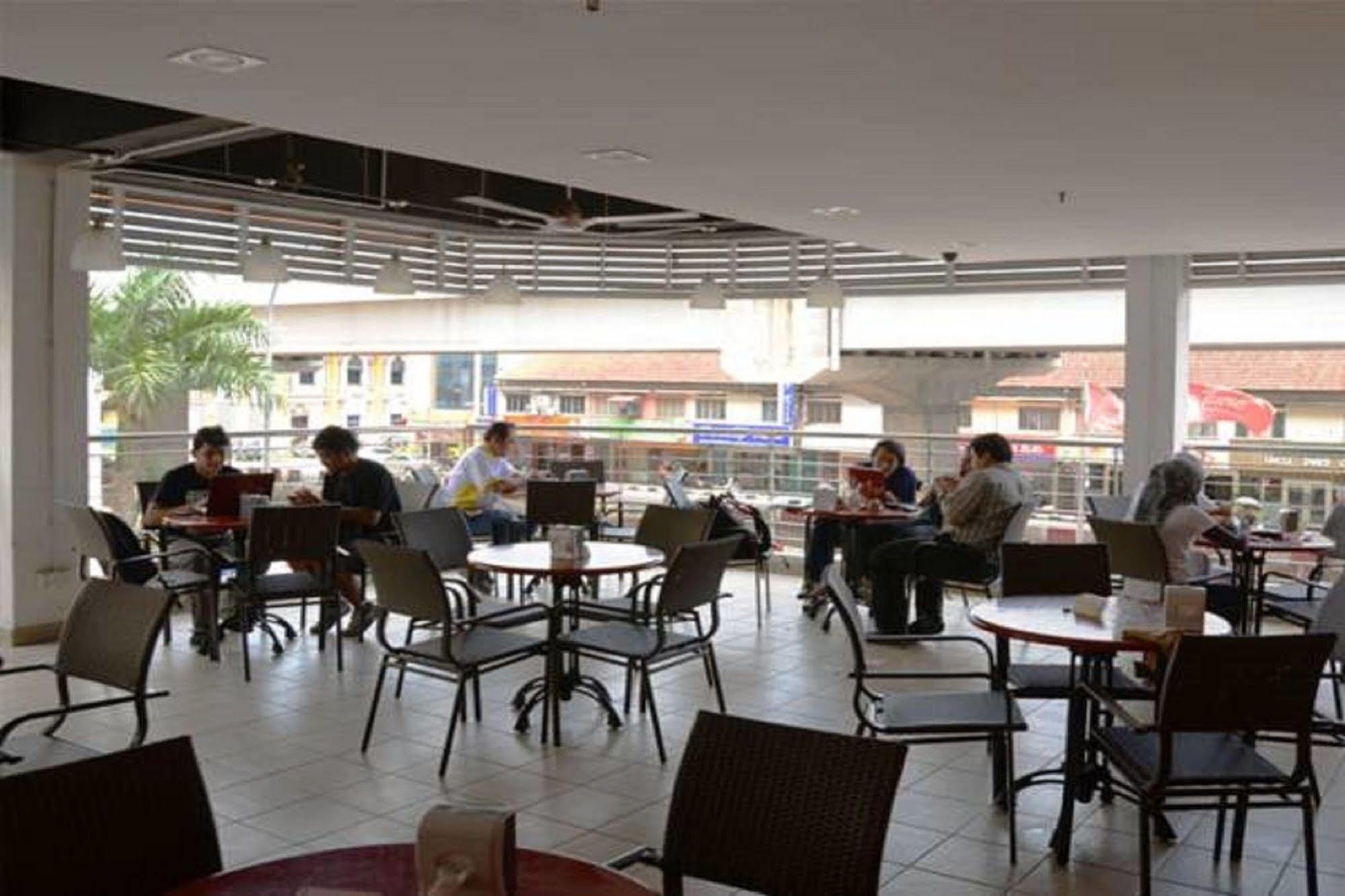 Tune Hotel - Waterfront Kuching Exterior foto